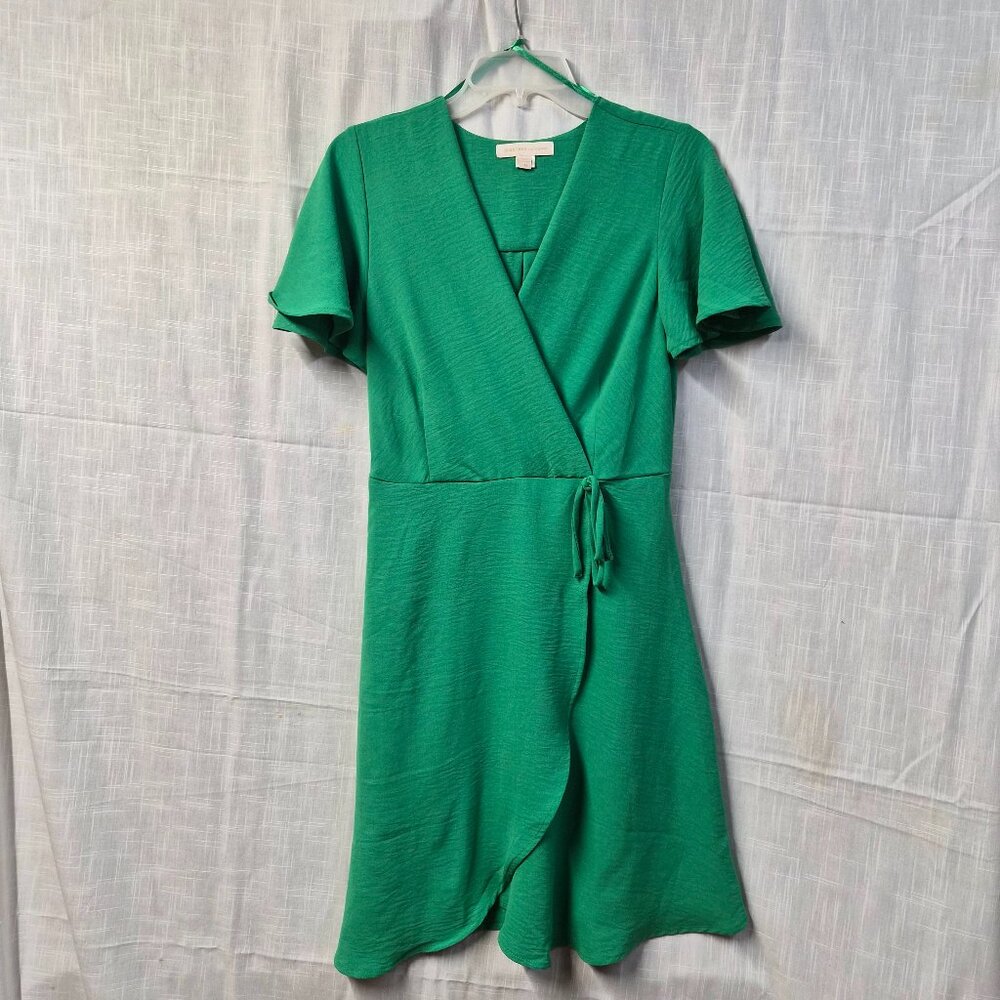 Monteau Los Angeles Green Wrap Dress Size M Short Sleeve V-Neck Tie Waist